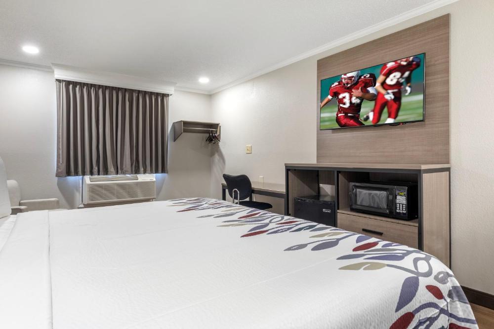 Deluxe King Room Disability Access Non-Smoking interior
